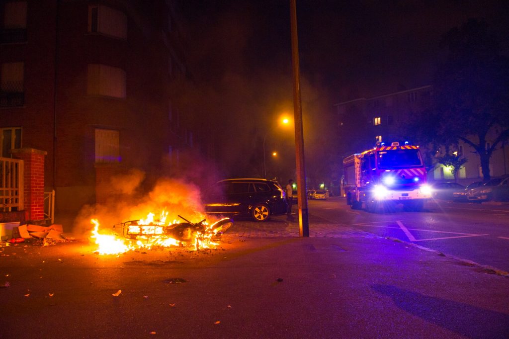 ©Gaël Dupret/MaxPPP France, Suresnes 27-07-2015 : Incendie de moto à suresnes Exclu MaxPPP Photo : intervention de la Brigade des Sapeurs Pompiers de Paris basés à Rueil-Malmaison pour un incendie de moto rue Kellogg à Suresnes