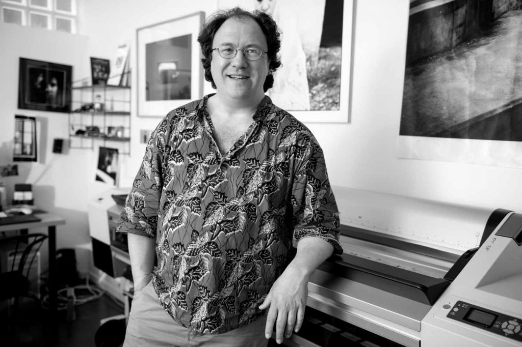 ©Gaël Dupret/MaxPPP, France, Montreuil 13-05-2016 : Portrait de photographe Photo : Portrait de Martin Garanger dans son atelier de Montreuil. Martin Garanger est un tireur d'exception. Pour les tirages photos d'exposition et de collection (digigraphie) il travaille avec une imprimante Epson Stylus Pro 11880. Il est équipé et formé pour imprimer des épreuves certifiées FOGRA. Martin Garanger photographie avec un Leica. Il est le fils de Marc Garanger le grand reporter photographe.
