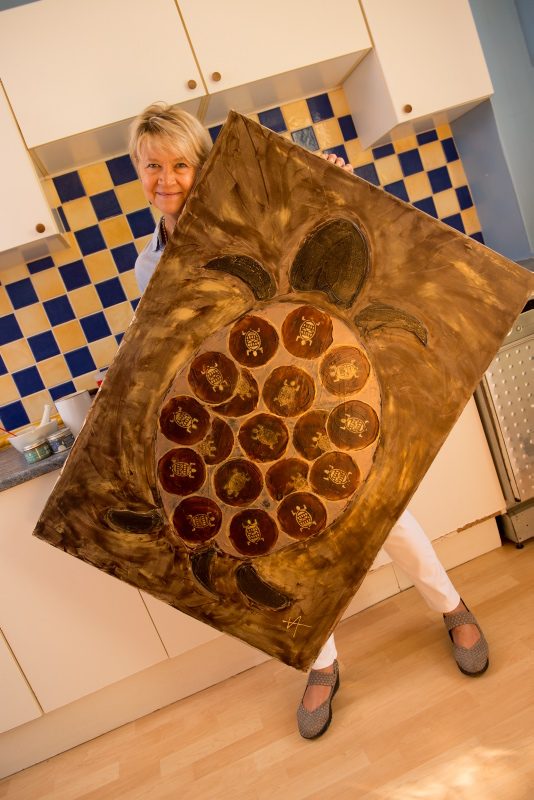 ©Gaël Dupret/MaxPPP, France, Nanterre le 19-09-2016 : Portrait de dirigeante Photo : Valérie ANNE d'Asnières est fondatrice et présidente de Coeur de Couleur (société de création de peintures et de pigments naturels). Valérie ANNE d'Asnières est aussi artiste peintre. Elle pose avec le tableau qui a lancé l'idée de créer des peintures et des pigments naturels. Valerie ANNE Asnieres is founder and president of Coeur de Couleur (company paints and natural pigments). Valerie ANNE Asnieres is also a painter. She poses with the picture that launched the idea of creating paints and natural pigments.