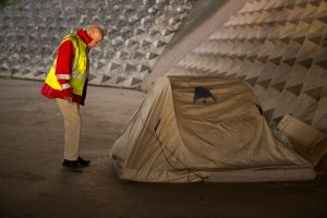 ©Gaël Dupret/MaxPPP France, Boulogne billancourt 25-06-2015 : Maraude Médicalisée de l'Ordre de Malte Photo : Guy Lessieux devant une tente d'un SDF