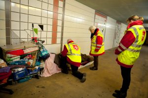 ©Gaël Dupret/MaxPPP France, Neuilly-sur-Seine 03-03-2015 : Maraude médicalisée de l'Ordre de Malte Consultation dans la rue Photo : Yannick, dit Yann (SDF), Guy Lessieux (Médecin), Sur Monique (Infirmière) et Eugénie (Assistante)