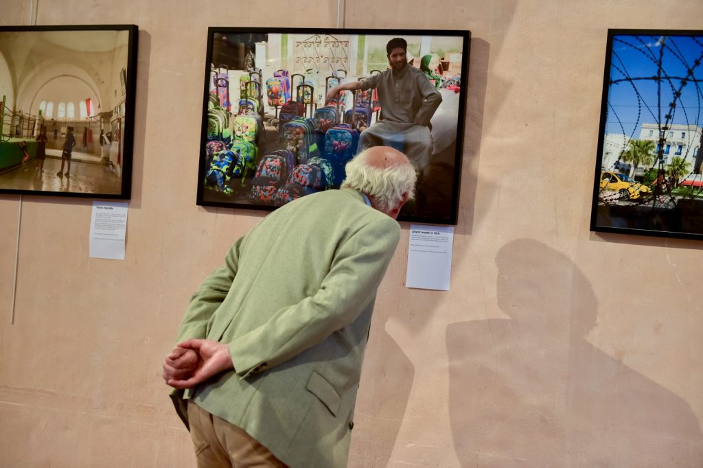 ©Gaël Dupret, France, Saint-Lubin-des-Joncherets le 09-06-2017 : SNAP 2017 - Vieilles Maisons de France Photo : Martine Cassoura (adjointe à la culture à la mairie de Saint-Lubin-des-Joncherets) fait une visite commentée de l'expo photo TUNIS, The Wind of Change de Gaël Dupret auprès de l'association VMF - Vieilles Maisons de France. Martine Cassoura (cultural assistant at the town hall of Saint-Lubin-des-Joncherets) makes a guided tour of the photo exhibition TUNIS, The Wind of Change by Gaël Dupret with the VMF association - Vieilles Maisons de France.
