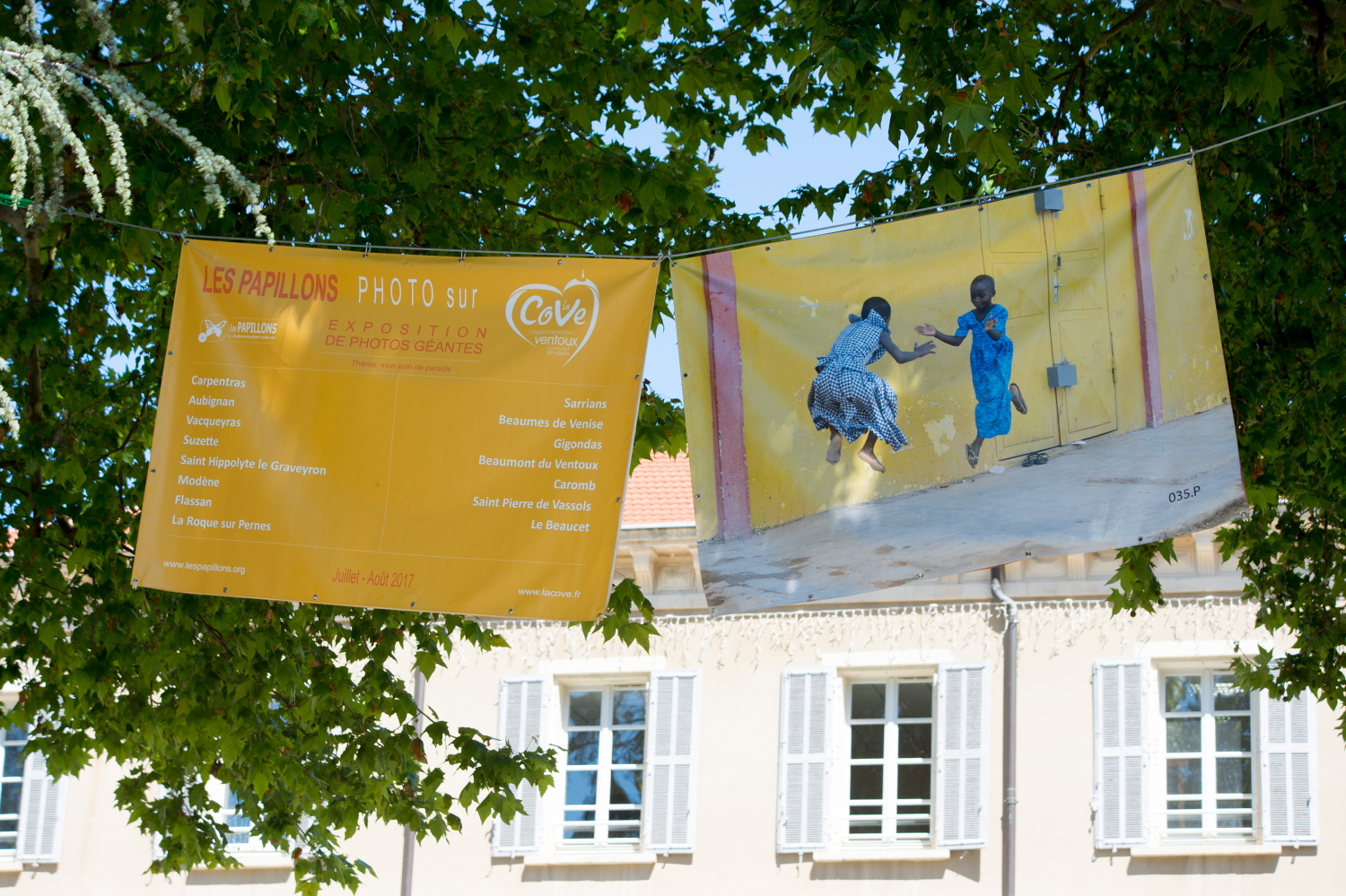 ©Gaël Dupret, France, Beaumes-de-Venise le 30-06-2017 : "Flying Girls" prix photo "Les Papillons" édition 2017 du Concours International de la Photographie de Carpentras. "Flying Girls" photo price "Les Papillons" 2017 edition of the International Photography Contest of Carpentras. Photo : "Flying Girls" Photographie réalisée par le photographe français Gaël Dupret vainqueur du Prix Photo "Les Papillons" du Concours international de la Photographie de Carpentras. Cette photo a été réalisée le 8 décembre 2016 sur le marché d'Adzopé en Côte d'Ivoire. "Flying Girls" Photography by French photographer Gaël Dupret winner of the "Les Papillons" Photo Prize at the International Photography Contest in Carpentras. This picture was taken on December 8, 2016 in the market of Adzopé in Ivory Coast. contest